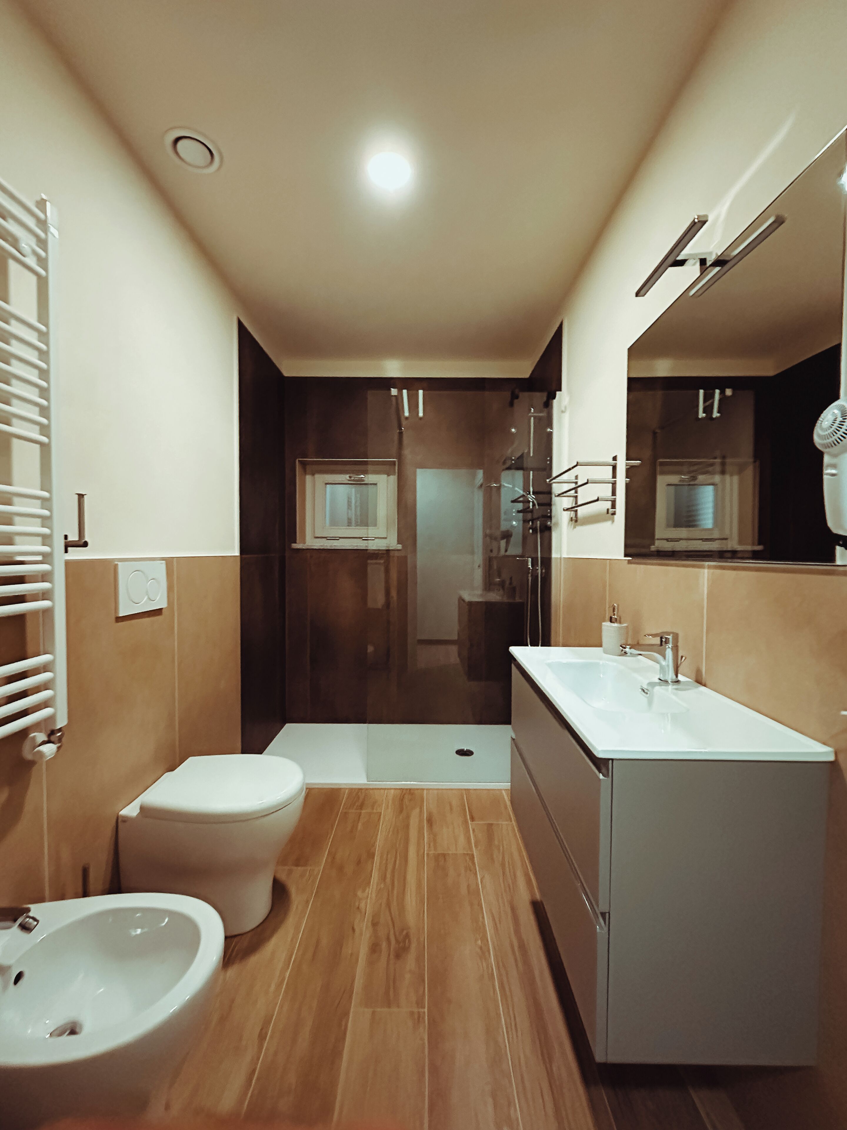Verdunkelungsvorhänge, schallisolierte Zimmer, Bügeleisen/Bügelbrett