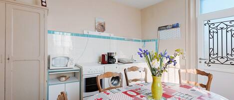 冷蔵庫、電子レンジ、オーブン、コンロ