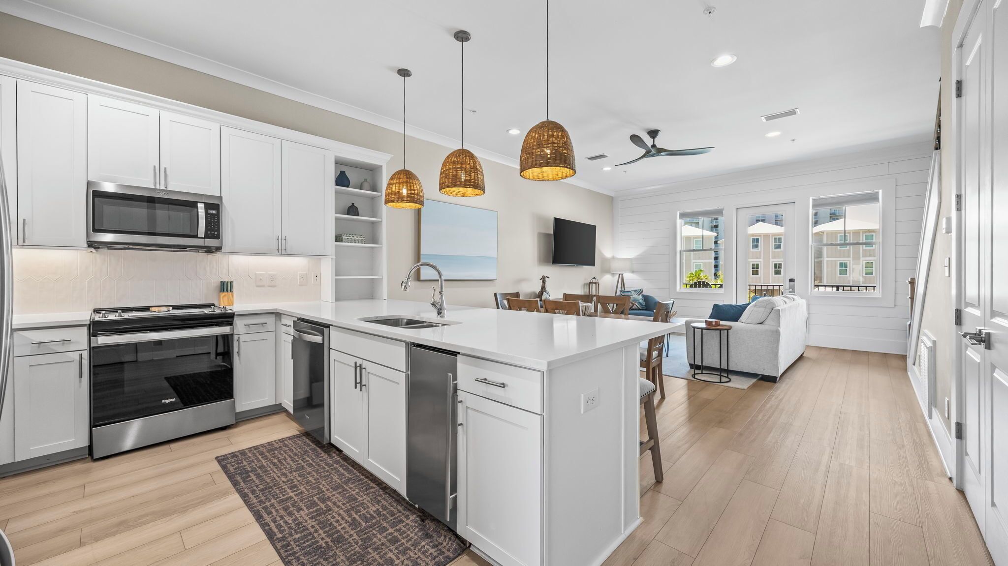 Jääkaappi, mikroaaltouuni, uuni, liesi