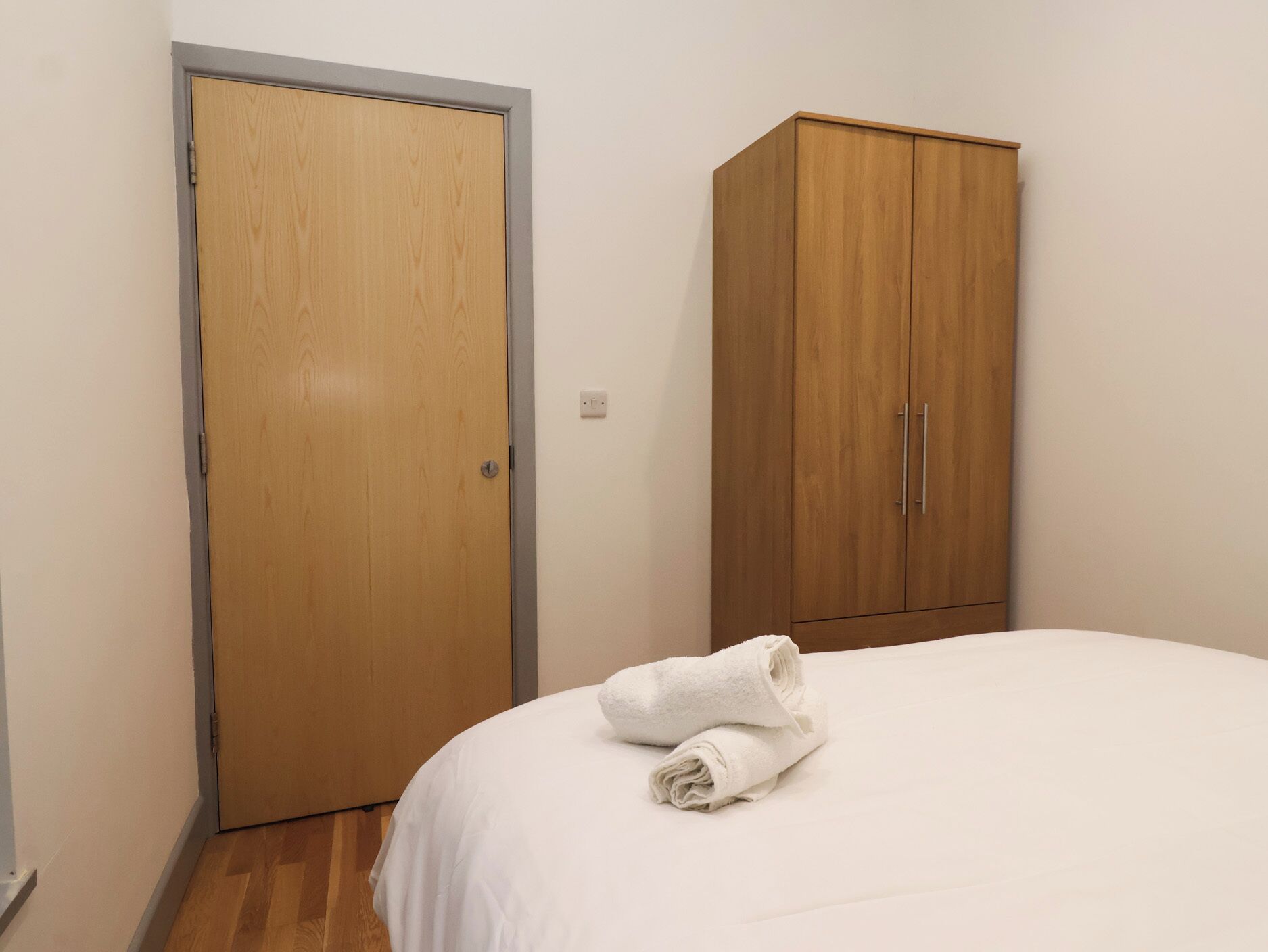 2 Schlafzimmer, individuell dekoriert, individuell eingerichtet