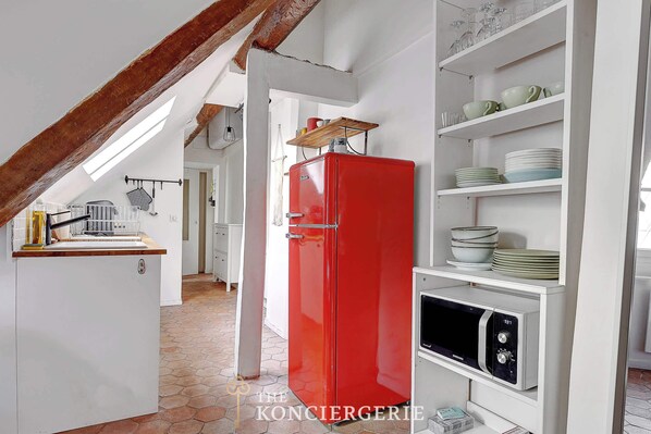 Kühlschrank, Mikrowelle, Ofen, Herdplatte