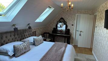 Deluxe Double Room | Langsir/tirai gelap terus, seterika/papan seterika, Wi-fi percuma