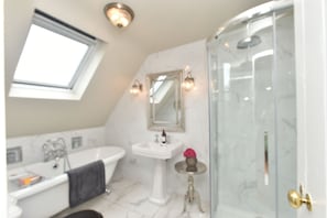 Deluxe Double Room | Bathroom