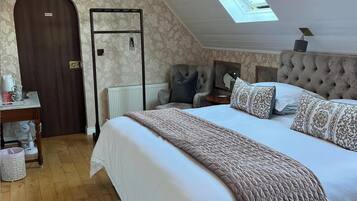 Deluxe Double Room | Langsir/tirai gelap terus, seterika/papan seterika, Wi-fi percuma