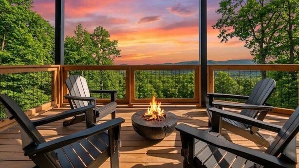 Une terrasse dotée de chaises Adirondack, d’un foyer et offrant une vue panoramique sur les arbres et les montagnes.