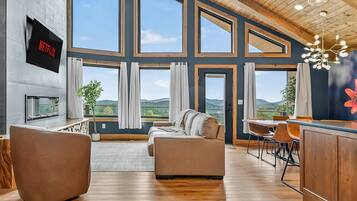 Televisie en een open haard