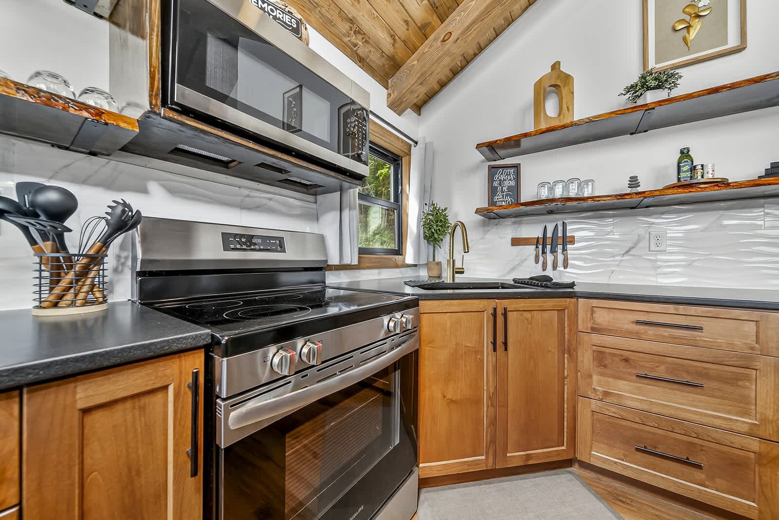 Refrigerador, microondas, horno y parrilla de estufa 