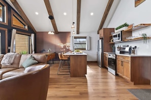 Réfrigérateur, four à micro-ondes, un four, surface de cuisson