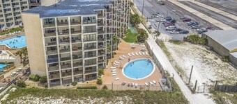 Mermaidâs Moon, Ground-Floor 4BR + Bunks | 2 Patios, Pool & Beachfront Access