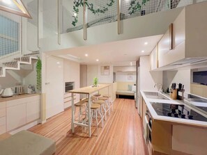 Fridge, microwave, oven, stovetop - The New Yorker Loft | Brisbane CBD (Brisbane City)