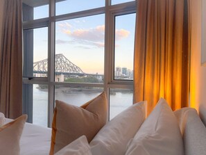 2 bedrooms, iron/ironing board, Internet, bed sheets - Riverfront Luxury 2BR | Walk to CBD + Parking (Brisbane City)