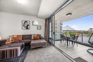 Fernseher, Stereoanlage, Arbeitsbereiche