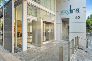 Exterior detail - Riverfront Luxury 2BR | Walk to CBD + Parking (Brisbane City)