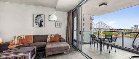 Télévision, chaîne hi-fi, espaces bureaux