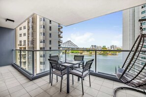 Outdoor dining - Riverfront Luxury 2BR | Walk to CBD + Parking (Brisbane City)