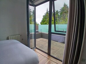 2 bedrooms, iron/ironing board, Internet - Newly Refurbed 2BD W/Wraparound Balcony,5k to City (Dublin)