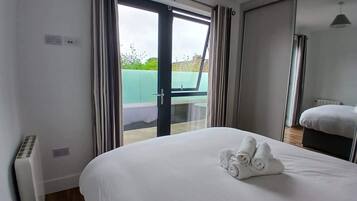 2 bedrooms, iron/ironing board, Internet