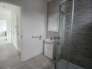 Shower, hair dryer - Newly Refurbed 2BD W/Wraparound Balcony,5k to City (Dublin)
