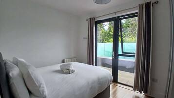 2 bedrooms, iron/ironing board, Internet