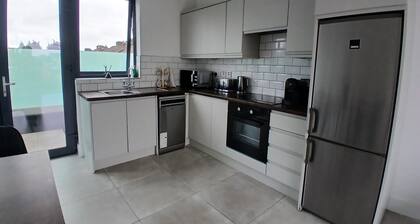 Newly Refurbed 2BD W/Wraparound Balcony,5k to City