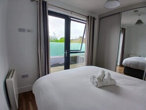 2 bedrooms, iron/ironing board, Internet - Newly Refurbed 2BD W/Wraparound Balcony,5k to City (Dublin)