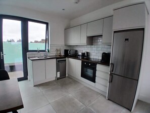 Fridge, microwave, oven, stovetop - Newly Refurbed 2BD W/Wraparound Balcony,5k to City (Dublin)