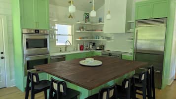 Jääkaappi, mikroaaltouuni, uuni, liesi