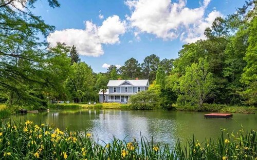 4BR Farm House | Chef's Kitchen | Firepit