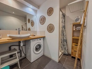 Shower, hair dryer, towels