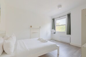 3 habitaciones, tabla de planchar con plancha y acceso a internet