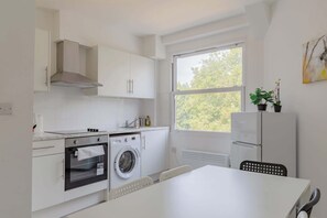 Frigorífico, horno, placa de cocina y tostadora
