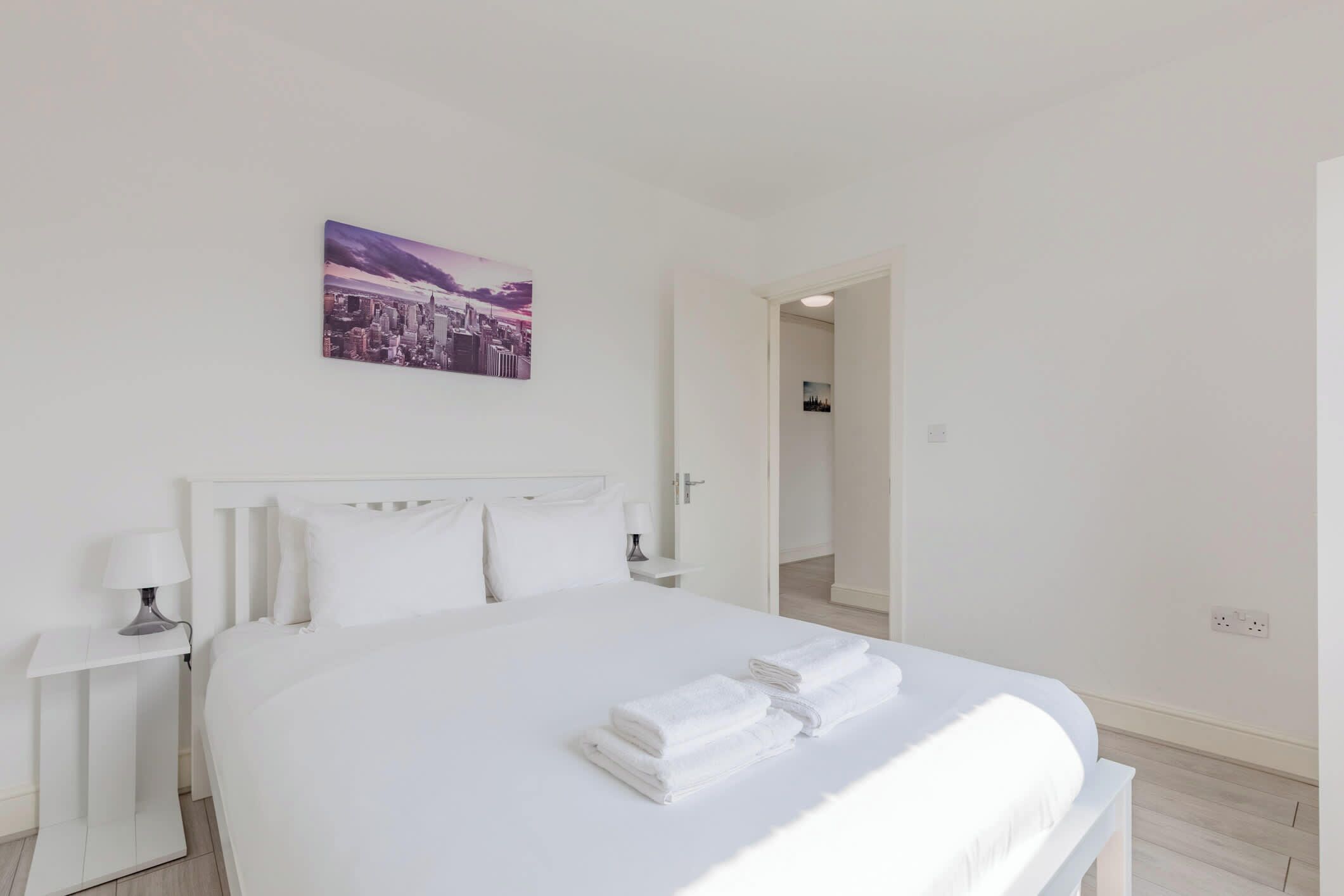 3 habitaciones, tabla de planchar con plancha, internet y ropa de cama 
