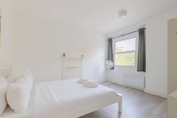 3 bedrooms, iron/ironing board, Internet, bed sheets