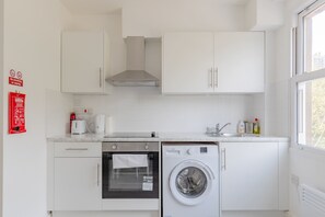 Frigorífico, horno, placa de cocina y tostadora