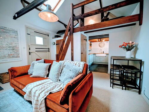 Stylish 1BD Cottage with Fireplace | Parking