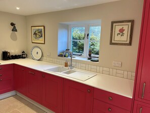 Kylskåp, ugn, spishäll och diskmaskin