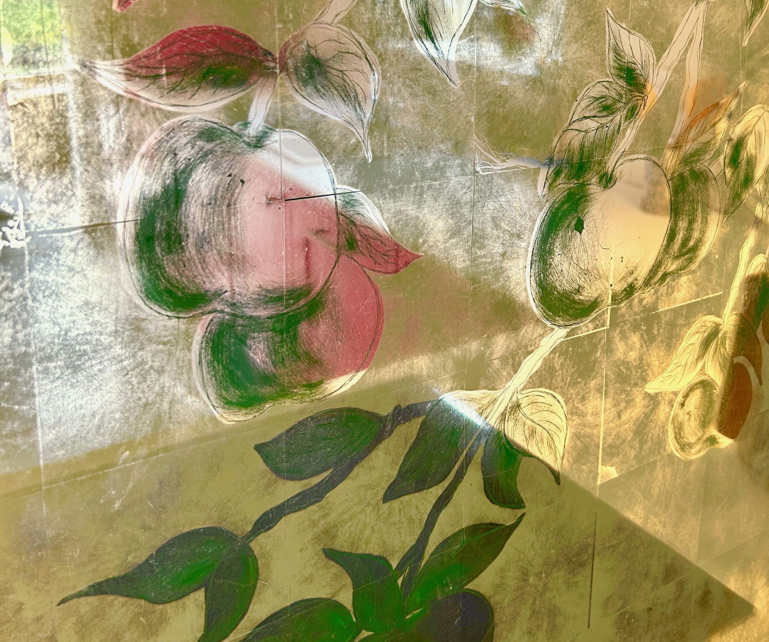 Een glas-in-loodraam met bloemmotieven.