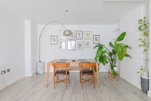 Interior - Spacious 2BD Flat By Docklands, Canary Wharf (Greater London)