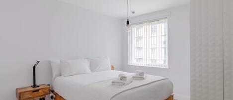 2 多间卧室、熨斗/熨衣板、上网接入、床单