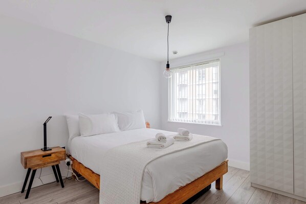 2 bedrooms, iron/ironing board, Internet, bed sheets