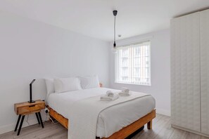 2 bedrooms, iron/ironing board, internet, bed sheets