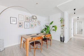 Dining - Spacious 2BD Flat By Docklands, Canary Wharf (Greater London)