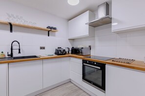 Refrigerador, microondas, horno, placa de cocina