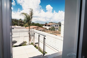 Ferienhaus, Balkon, Gartenblick | Wohnbereich