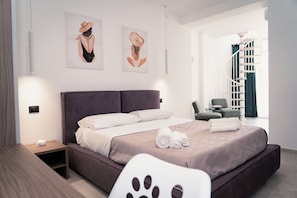 Roupas de cama premium, frigobar, cortinas blackout