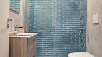 Comfort Condo, Garden View | Bathroom | Shower, rainfall showerhead, hair dryer, bidet