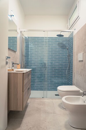 Comfort-lejlighed - udsigt til have | Badeværelse | Bruser, brusehoved med spredningseffekt, hårtørrer, bidet