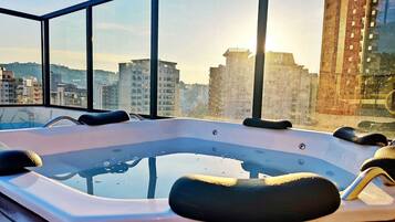 Indoor spa tub