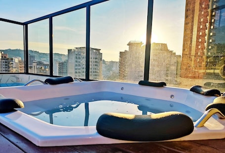 Indoor spa tub. Comfortable Studio in Pocos de Caldas - MG Pgo210
