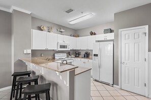 Fridge, microwave, oven, stovetop - Emerald Waters#309Pool+HotTub*DogsOK*Close2Beach (MIRAMAR BEACH)